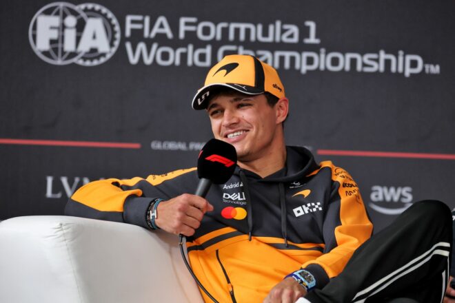 鈴鹿サーキット場内に掲出されていたF1ドライバー応援のぼり