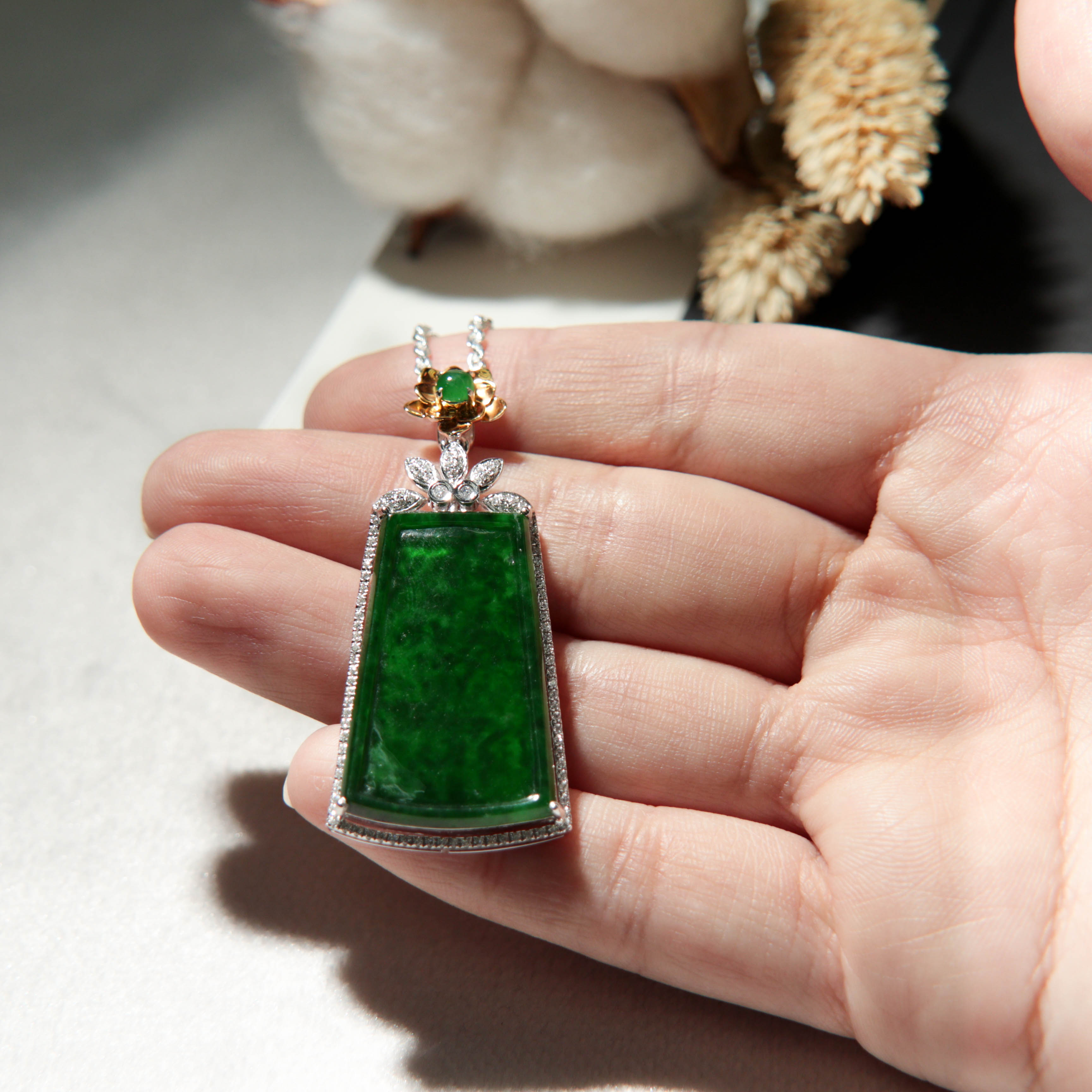 糯種辣綠平安無事牌– 晴| Claire Luxury Jadeite