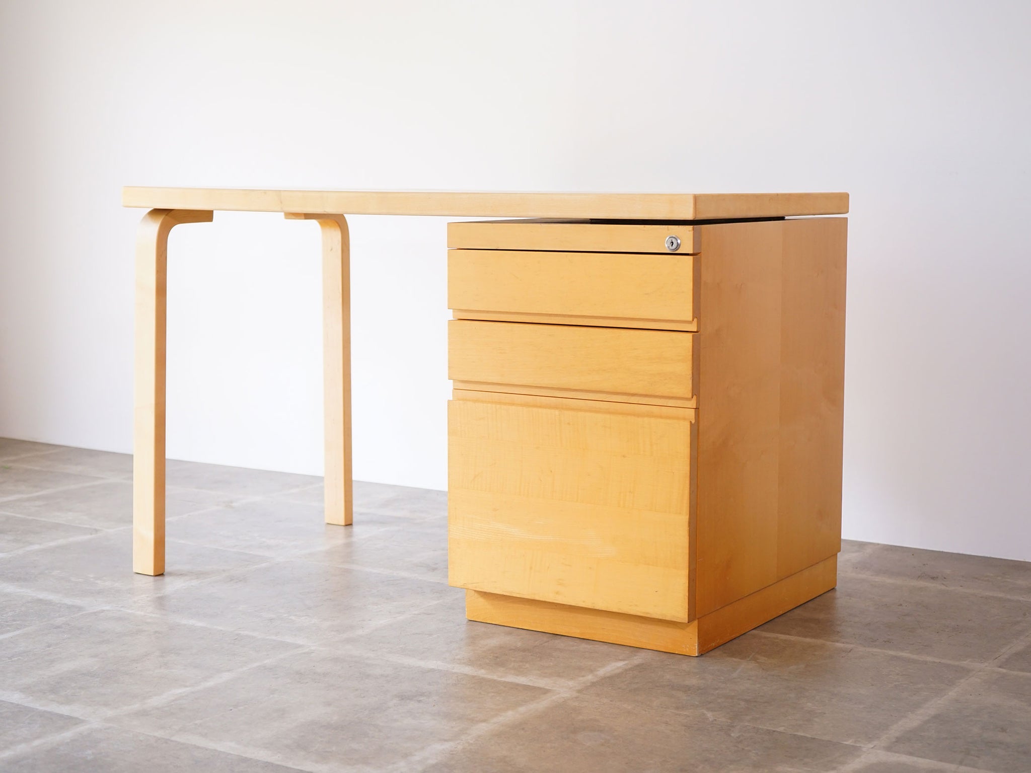 Alvar Aalto（アルヴァ・アアルト）デスク 白い机｜ 北欧家具