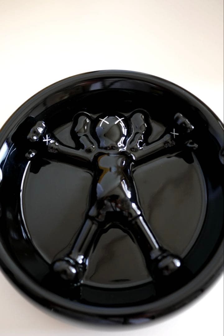 KAWS ×Original Fake ×gallery1950 Ashtray KAWS - OriginalFake Ashtray (White) – Toyol Toys